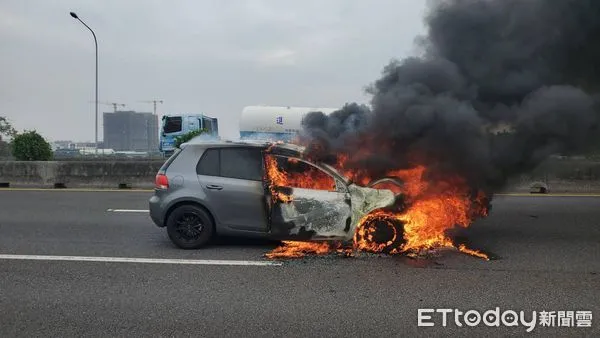 ▲國道1號南向304.3k麻豆段，24日上午9時20分許，發生一起小客車火燒車事故，消耳人員射水搶救。（圖／民眾提供，下同）