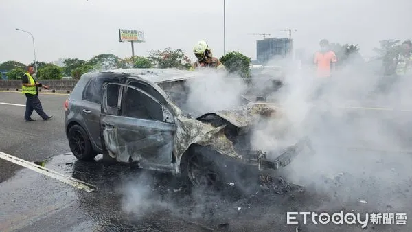 ▲國道1號南向304.3k麻豆段，24日上午9時20分許，發生一起小客車火燒車事故，消耳人員射水搶救。（圖／民眾提供，下同）