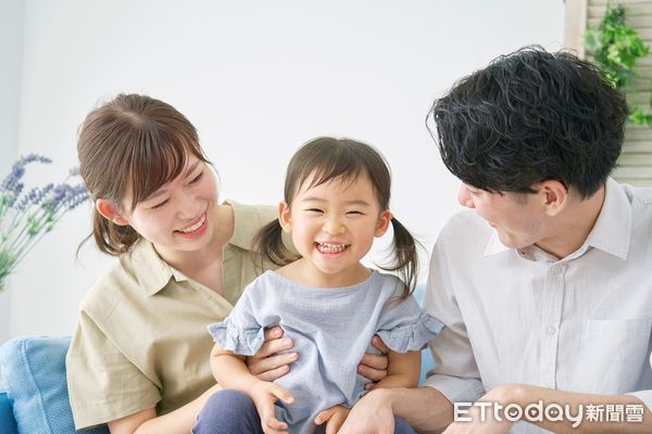 ▲▼信誼年度幼兒語言大調查發現，現代父母受對話式閱讀影響，會在孩子有興趣的地方多停留。（圖／信誼基金會提供）