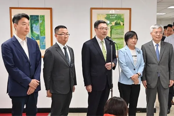 ▲▼行政院長卓榮泰視察「165反詐騙諮詢專線」。（圖／行政院提供）