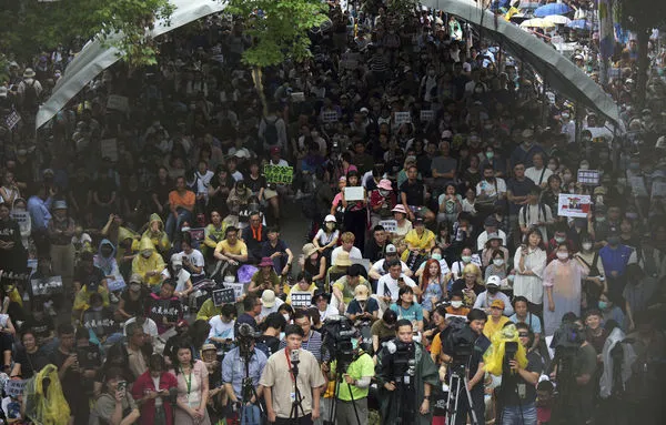 ▲國會改革法案5/24再闖關，立法院場外聚集抗議人潮。（圖／達志影像／美聯社）