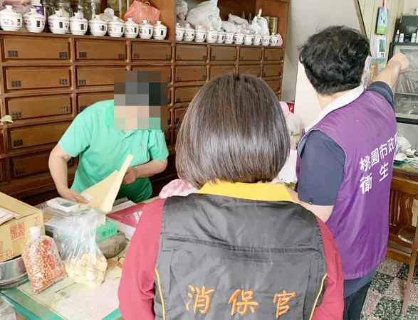 ▲桃園市衛生局稽查人員會同消保官查核桃市中藥商，以確認藥材、包裝、產地與保存期限等，確保民眾購買安全。（圖／桃市衛生局提供）