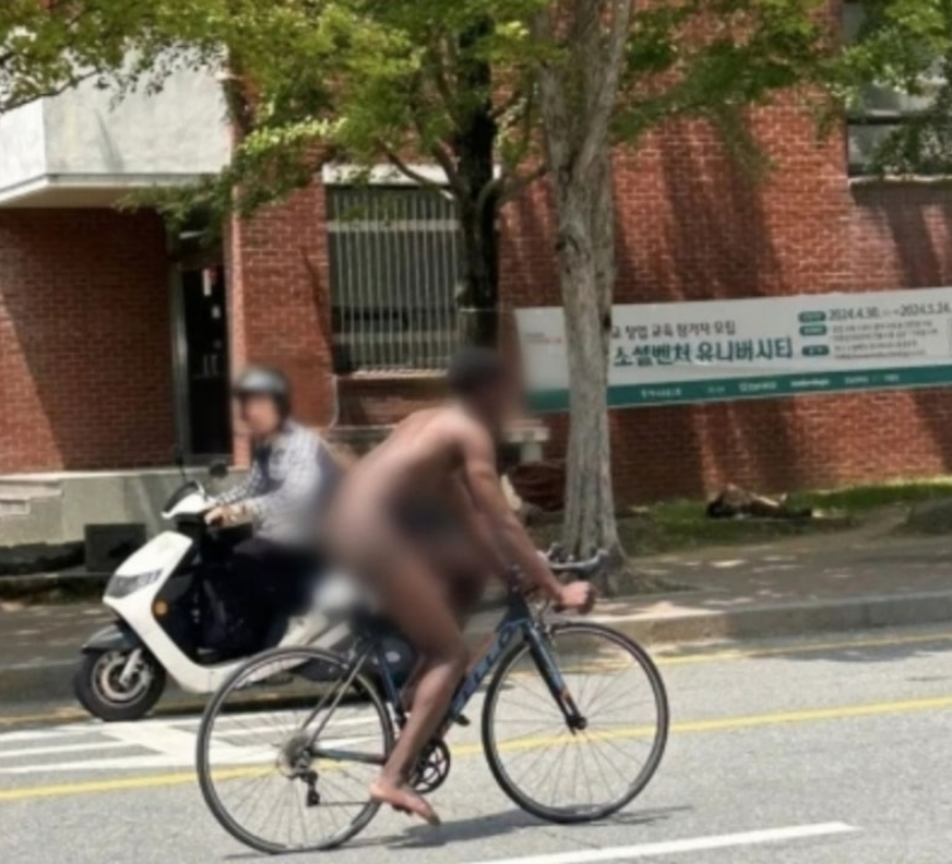 ▲▼非裔留學生在南韓光州某大學校園旁全裸騎腳踏車，被其他學生目睹。（圖／翻攝自韓網）