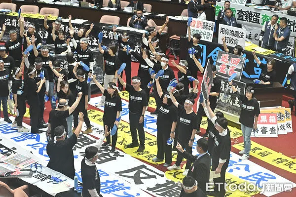 ▲▼立法院院會持續處理國會改革五法，民進黨立委手拿藍白拖繼續參與表決。（圖／記者李毓康攝）