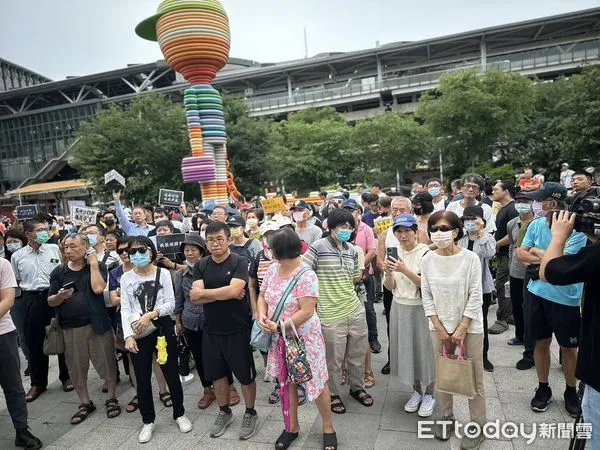 ▲全台串連「我藐視國會」，台中飄雨火車站聚集破500人。（圖／記者白珈陽攝）