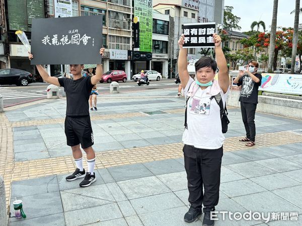 ▲▼藐視國會，學生抗議，台南。（圖／記者林東良攝）