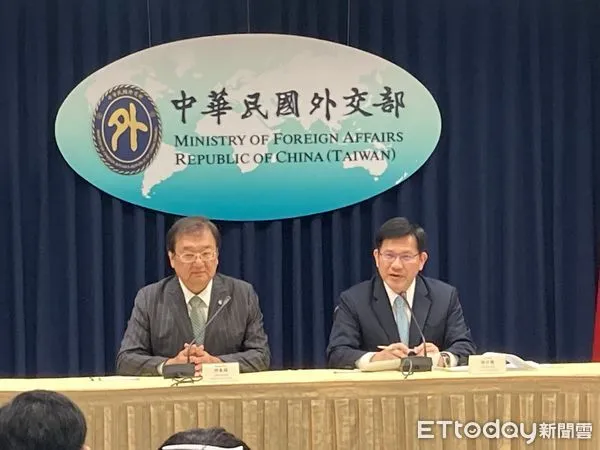 ▲▼113年第77屆世界衛生大會(WHA) 行前雙部長記者會，衛福部長邱泰源（左）、外交部長林佳龍（右）。（圖／記者洪巧藍攝）