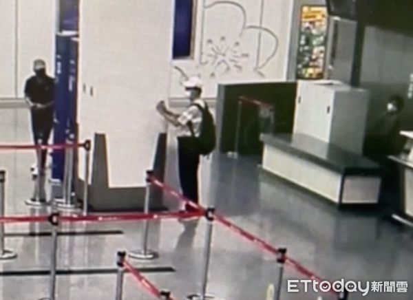 ▲▼松山機場出境大廳有1名男子在機場內噴灑防狼噴霧器。（圖／記者邱中岳翻攝）