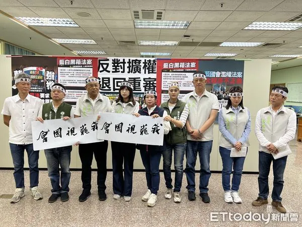 ▲雲林縣議會民進黨團高喊「護民主、反黑箱」，反對國會黑箱擴權法案。（圖／記者蔡佩旻翻攝）