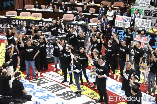 ▲立法院朝野持續攻防，民進黨舉手表決「點名表決」。（圖／記者林敬旻攝）