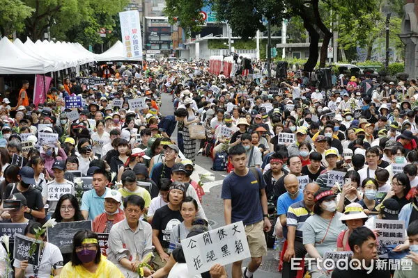 ▲▼5/24立法院外抗議，青島東路現場。（圖／記者湯興漢攝） 