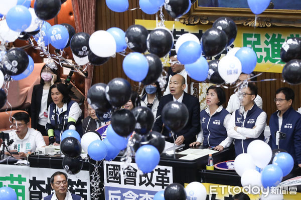 ▲立法院長韓國瑜主持議事，民進黨立委施放藍白黑「反黑箱、反擴權」氣球。（圖／記者林敬旻攝）