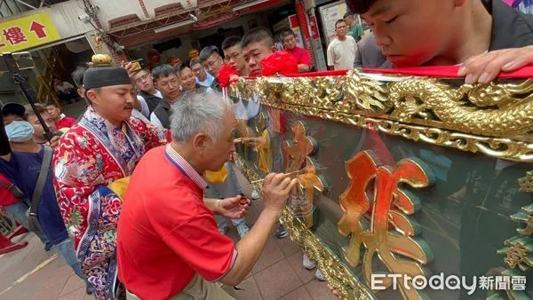 ▲玉皇宮主任委員涂大松以硃砂點匾。（圖／記者林東良翻攝，下同）