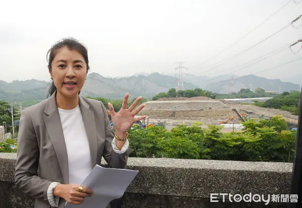 ▲草屯鎮鳥嘴潭人工湖旁垃圾山終於移除。（圖／南投縣政府提供，下同）