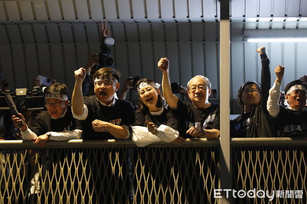 ▲▼立法院外抗議散場，民進黨委員在天橋上跟群眾揮手。（圖／記者湯興漢攝）