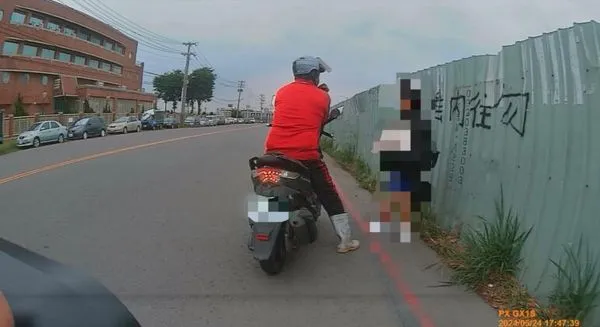 ▲▼家長注意！高雄鳳山陌生伯「拉小孩包包」　她驚險即時救援。（圖／翻攝自記者爆料網）