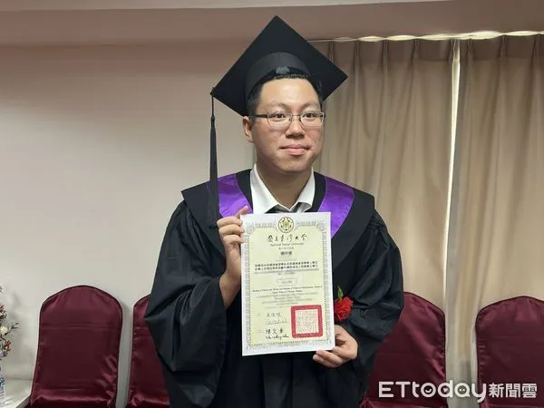 ▲▼台大首位校學士賴奕達畢業，畢業證書將典藏在台大校使館。賴奕達未來將延續鐵路立體化的研究。（圖／記者許敏溶攝）