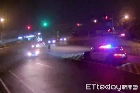 ▲8旬老婦在晚餐時間獨站國道3號交流道匝道口馬路中央。（圖／記者高堂堯翻攝）