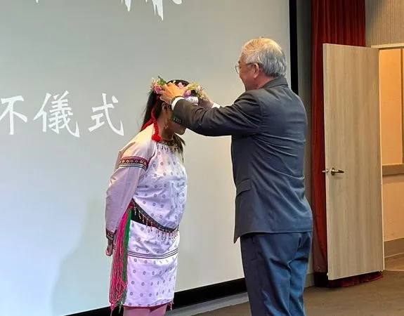 ▲ 陳清河校長為畢業生配戴花環。（圖／世新大學提供）