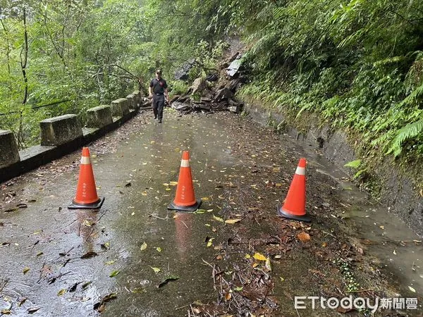 ▲▼新北烏來桶後林道發生土石坍塌，交通完全中斷無法通行。（圖／記者陸運陞翻攝）