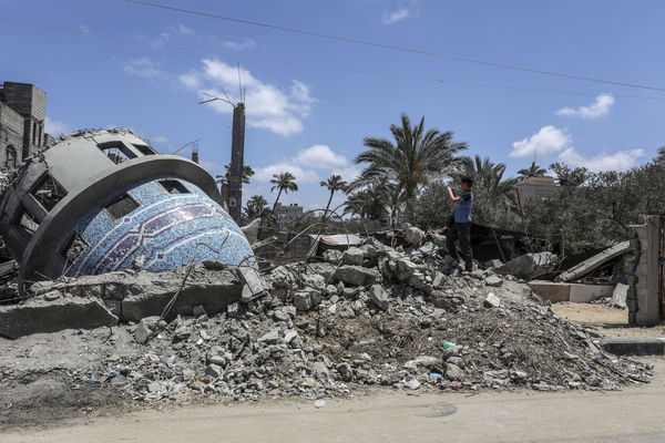 ▲▼5月24日，加薩中部城市迪爾巴拉（Deir al-Balah）被轟炸，以及巴勒斯坦平民排隊取水。（圖／達志影像／美聯社）
