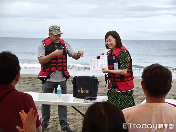 ▲杉原灣免費借用救生衣站啟用。（圖／記者楊漢聲翻攝）