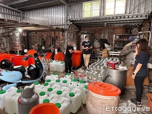 ▲游姓男子在自家鐵皮屋內私釀米酒。（圖／大溪警分局提供）