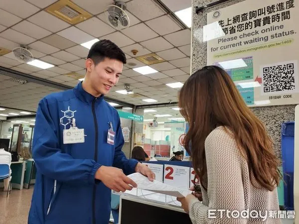 ▲張剛耀卸下國際航空空服員身分、考取移民署移民官，精擅泰文的他希望能服務更多民眾。（圖／記者張君豪翻攝）