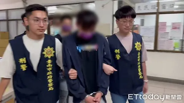 ▲台南市警二分局緝獲王、沈兩名車手，力獲金融卡及現金，依涉嫌詐欺、洗錢防制法等罪嫌送辦。（圖／記者林東良翻攝，下同）