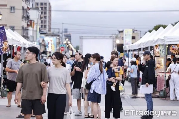 ▲▼525暖場市集邀集40餘家攤商，現場氣氛熱絡，熱鬧非凡。（圖／花蓮縣政府提供，下同）