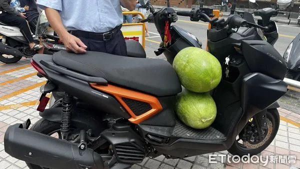 ▲南投縣政府攜手家樂福南投店力挺花蓮災區農產品、販售產地直送大西瓜。（圖／南投縣政府提供，下同）