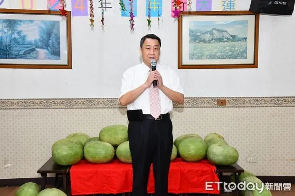 ▲▼玉里醫院院長簡以嘉購入25顆大西瓜，隆重舉行贈瓜儀式，分享同仁。（圖／玉里醫院提供，下同）