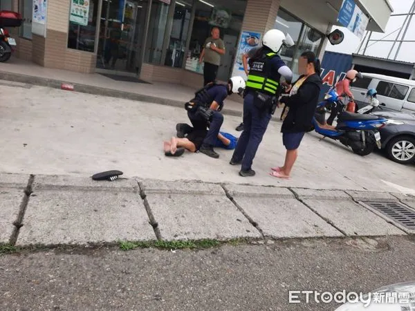 ▲▼ 2名精障男女在超商涉竊盜和強盜，先被民眾協助壓制，警方快打部隊迅速趕抵逮捕。（圖／記者楊永盛翻攝）