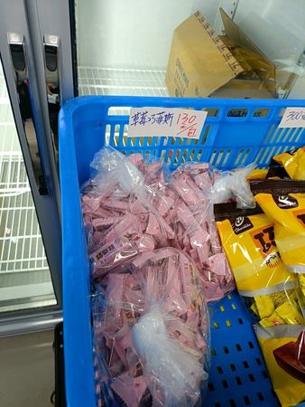 ▲▼宏亞食品工廠　NG福利商品優惠價採購，天天都像是在玩彩蛋。（圖／部落客民宿女王芽月提供）