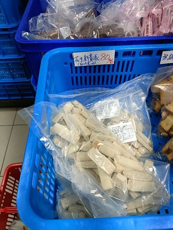 ▲▼宏亞食品工廠　NG福利商品優惠價採購，天天都像是在玩彩蛋。（圖／部落客民宿女王芽月提供）