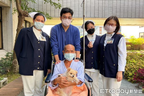 ▲陳先生住院治療期間，醫療團隊帶著阿吉與他見面。（圖／慈濟醫學中心提供，下同）