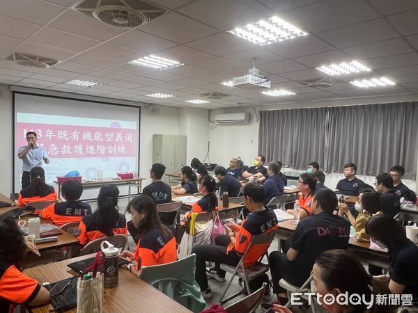 ▲台南市消防局第五大隊於25日辦理「韌性台灣-強化各類型義消科技化訓練」，提升義消人員救護技能。（圖／記者林東良翻攝，下同）
