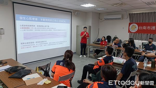 ▲台南市消防局第五大隊於25日辦理「韌性台灣-強化各類型義消科技化訓練」，提升義消人員救護技能。（圖／記者林東良翻攝，下同）