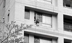 ▲▼林口社區有男童爬出窗外，站在大樓外牆玩耍             。（圖／翻攝林口大家庭）