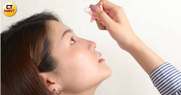 日本眼藥水廠牌樂敦製藥提醒，民眾最好不要在睡前滴眼藥水，也不要同時使用2種以上眼藥水，以免造成眼睛損傷。（示意圖／CTWANT資料照）