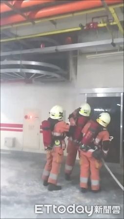 ▲▼新竹大樓火警，消防人員於地下室發現起火的管道間。（圖／記者陳凱力翻攝）