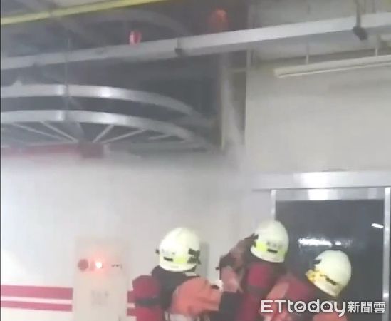 ▲▼新竹大樓火警，消防人員於地下室發現起火的管道間。（圖／記者陳凱力翻攝）