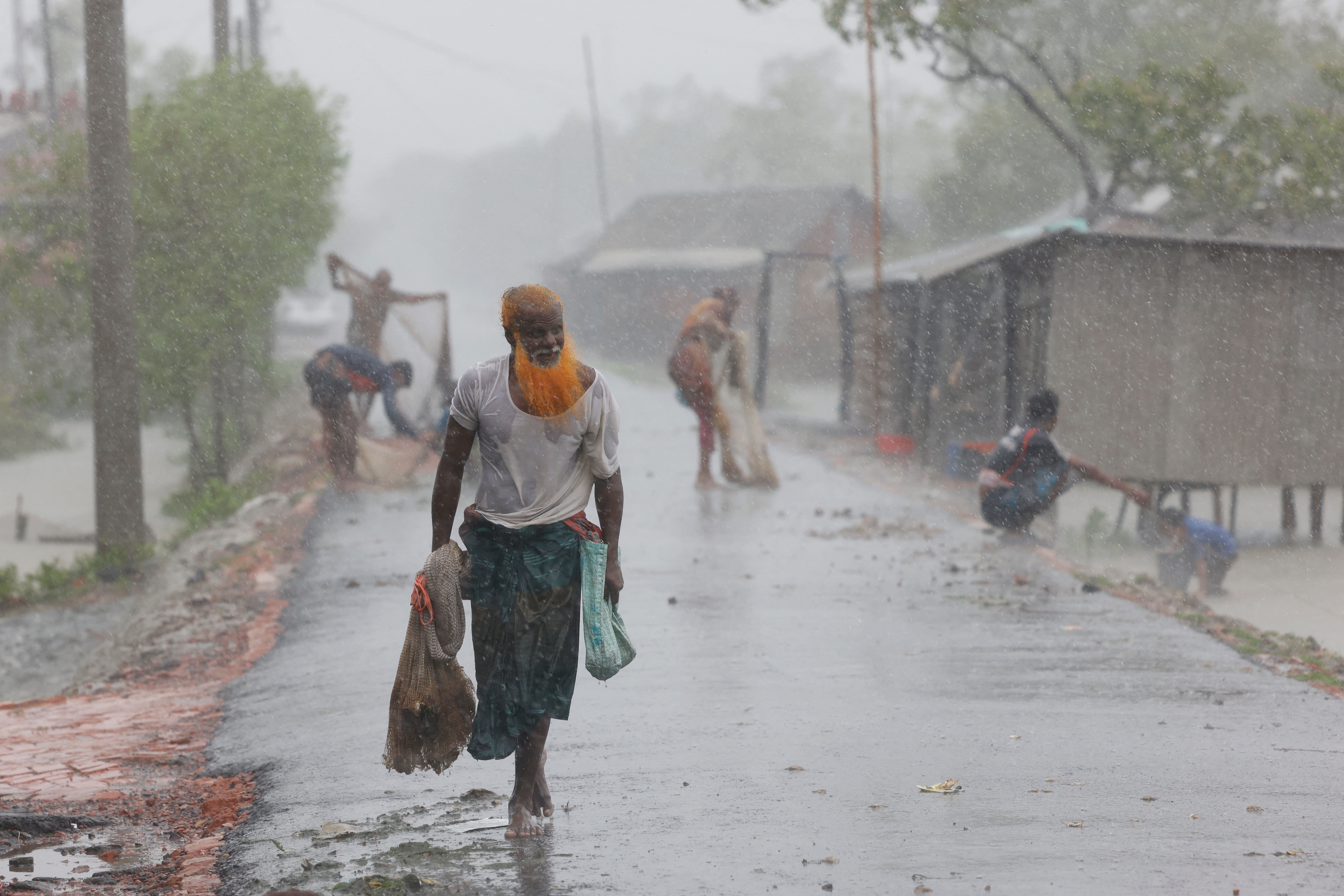 ▲▼  強烈熱帶氣旋雷馬爾（Remal）26日登陸孟加拉，帶來狂風豪雨。（圖／路透）