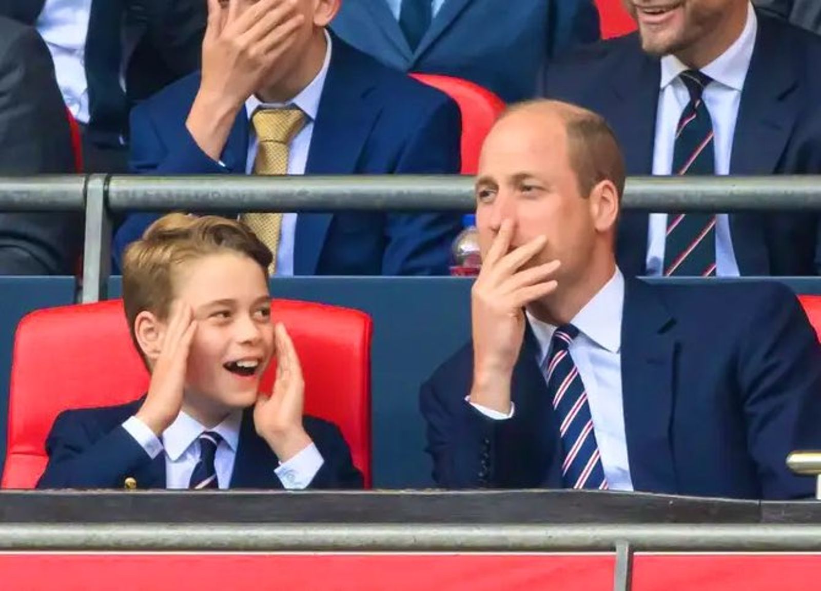 喬治王子（左）與爸爸威廉王子（右）觀看英格蘭足總盃決賽。（翻攝X@RoyallyBelle_）