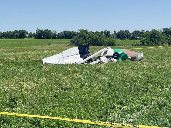 ▲▼密蘇里州小飛機嚴重墜毀，機上7人幸運逃死。（圖／翻攝自Facebook／Bates County Sheriff`s Office）