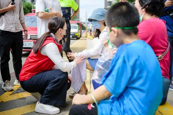 ▲新竹市長高虹安關心受災住戶。（圖／新竹市政府提供）