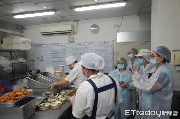 ▲臺東縣衛生局前往臺灣鐵路股份有限公司附業營運處花蓮餐分處臺東餐務廚房進行稽查。（圖／記者楊漢聲翻攝）