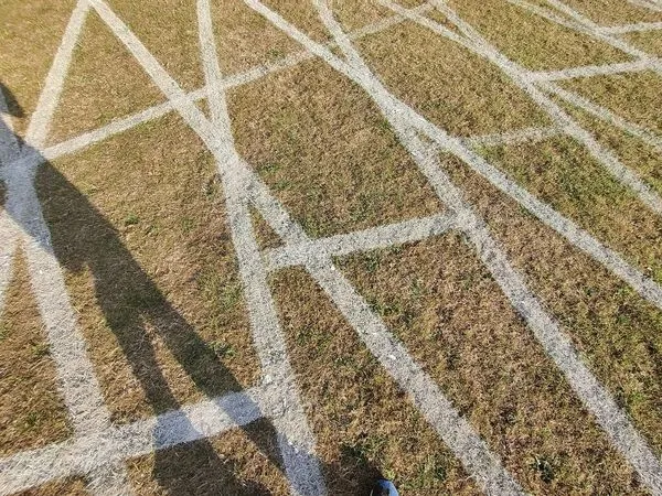 ▲▼ 操場,草地,運動,跑步,罰站。（圖／VCG）