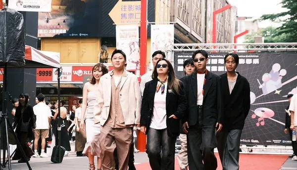 圖一：世新廣電系畢展在西門封街走紅毯，圖為劇情片《惜日》劇組。（圖／世新大學提供）