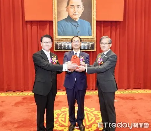 ▲▼調查局卸任局長王俊力（左）、新任局長陳白立（右）交接，法務部長鄭銘謙（中）監交。（圖／調查局提供）